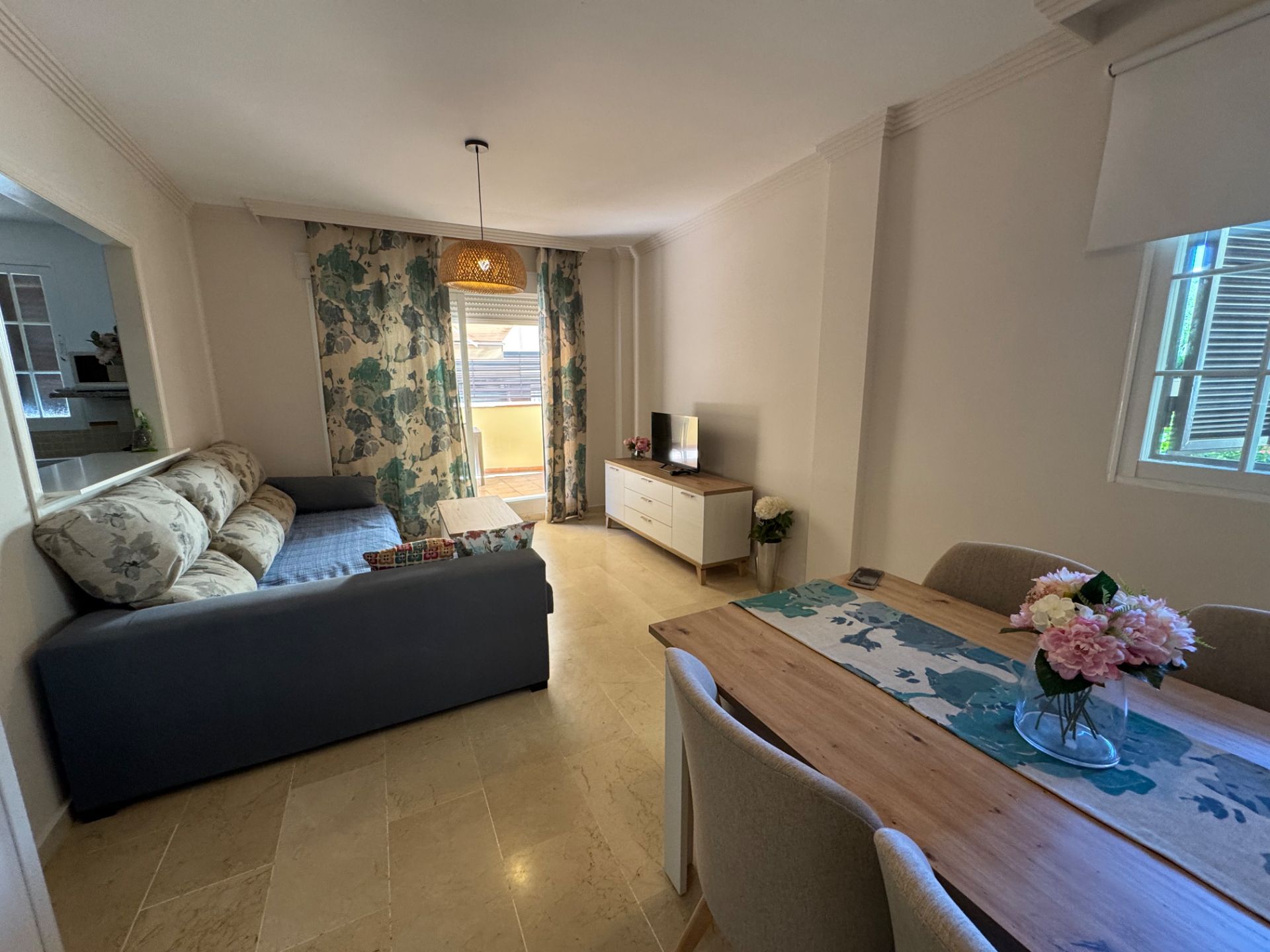 Sala d'estar de Apartament de lloguer en Marbella amb Aire condicionat, Terrassa i Moblat