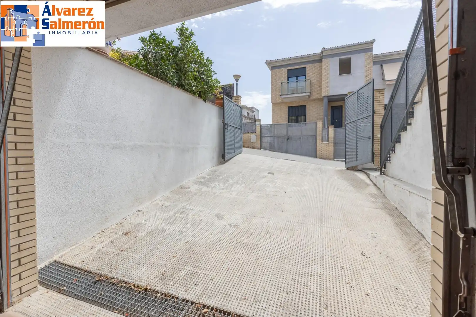 Vista exterior de Casa adosada en venta en Granada con Aire acondicionado, Calefacción y Balcón