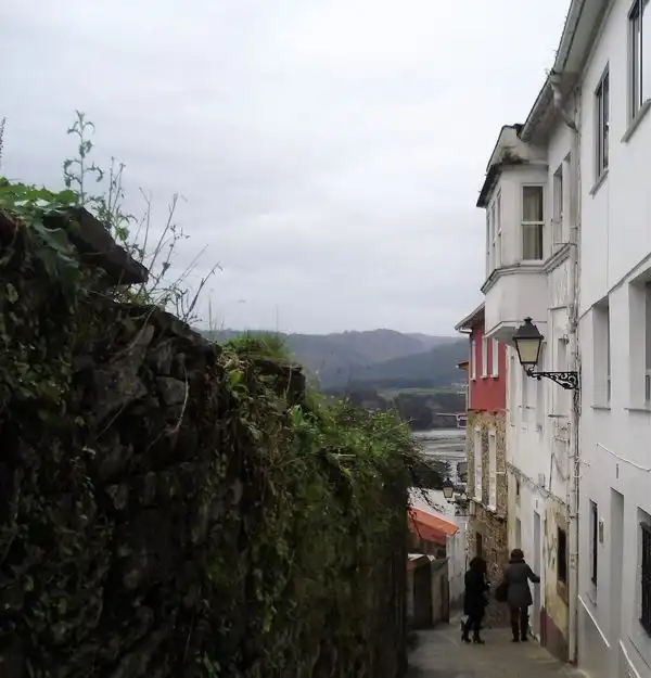 Außenansicht von Einfamilien-Reihenhaus zum Verkauf in Pontedeume mit Abstellraum und Möbliert