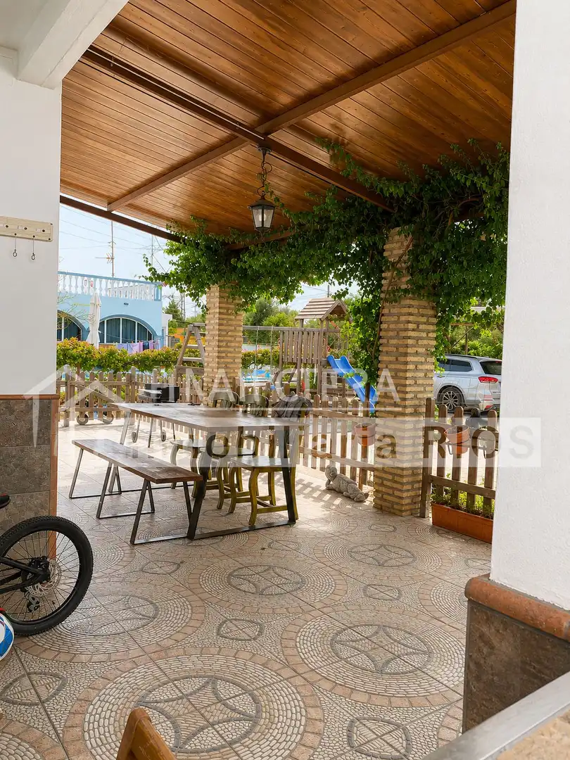 Terrasse von Haus oder Chalet zum Verkauf in Alcalá de Guadaira mit Klimaanlage, Privatgarten und Abstellraum