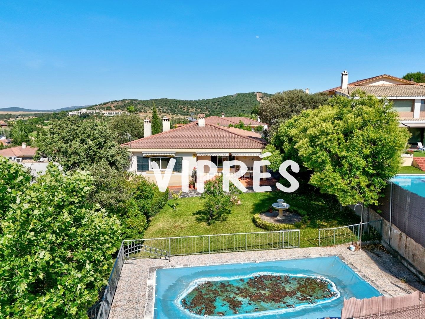 Vista exterior de Casa o xalet en venda en Cáceres Capital amb Aire condicionat, Calefacció i Piscina