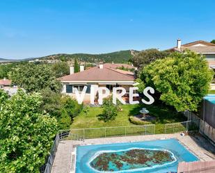 Vista exterior de Casa o xalet en venda en Cáceres Capital amb Aire condicionat, Calefacció i Piscina