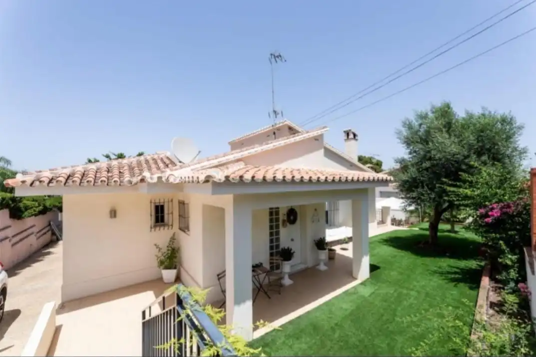 Vista exterior de Casa o xalet en venda en Alhaurín de la Torre amb Aire condicionat, Calefacció i Parquet