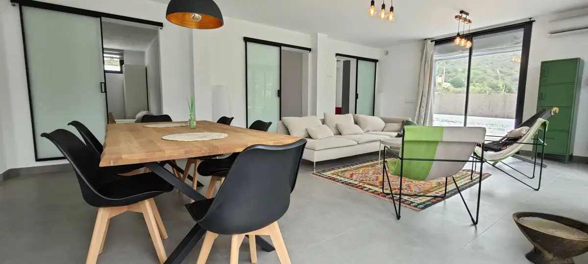 Sala d'estar de Casa o xalet en venda en Marbella amb Aire condicionat, Jardí privat i Piscina