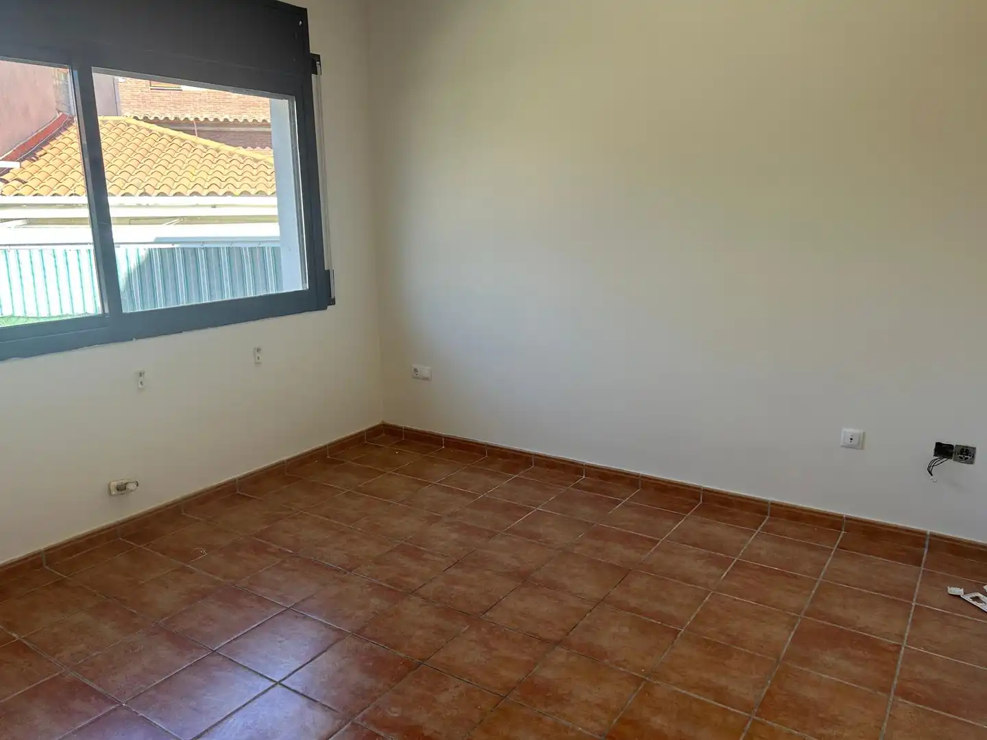 Habitación de Casa adosada en venta en Vilanova i la Geltrú con Aire acondicionado, Calefacción y Jardín privado