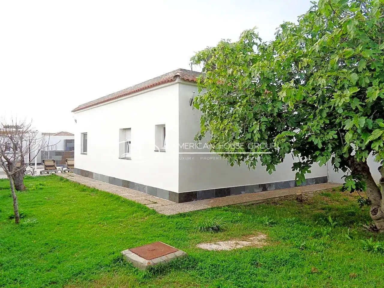 Vista exterior de Casa o xalet en venda en Chiclana de la Frontera amb Jardí privat, Traster i Piscina
