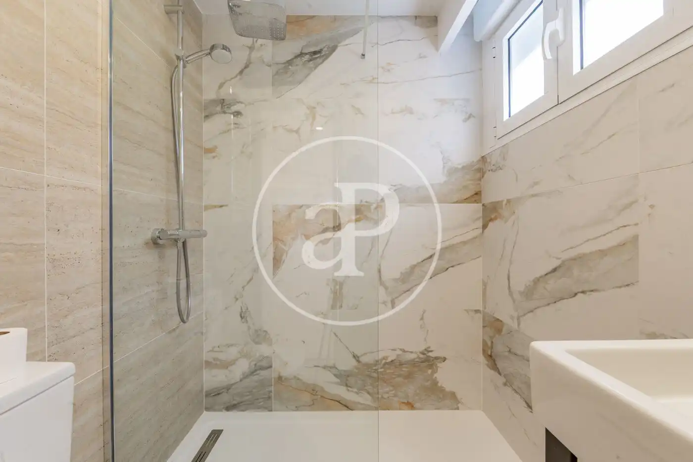 Bathroom of Flat for rent in Madrid  with Air Conditioner, Heating and Terrace