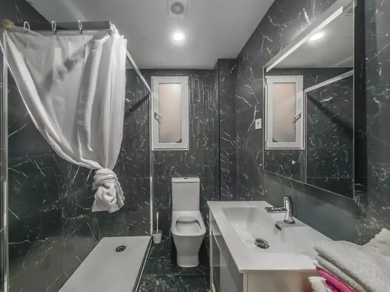 Bathroom of Flat for sale in Madrid  with Air Conditioner