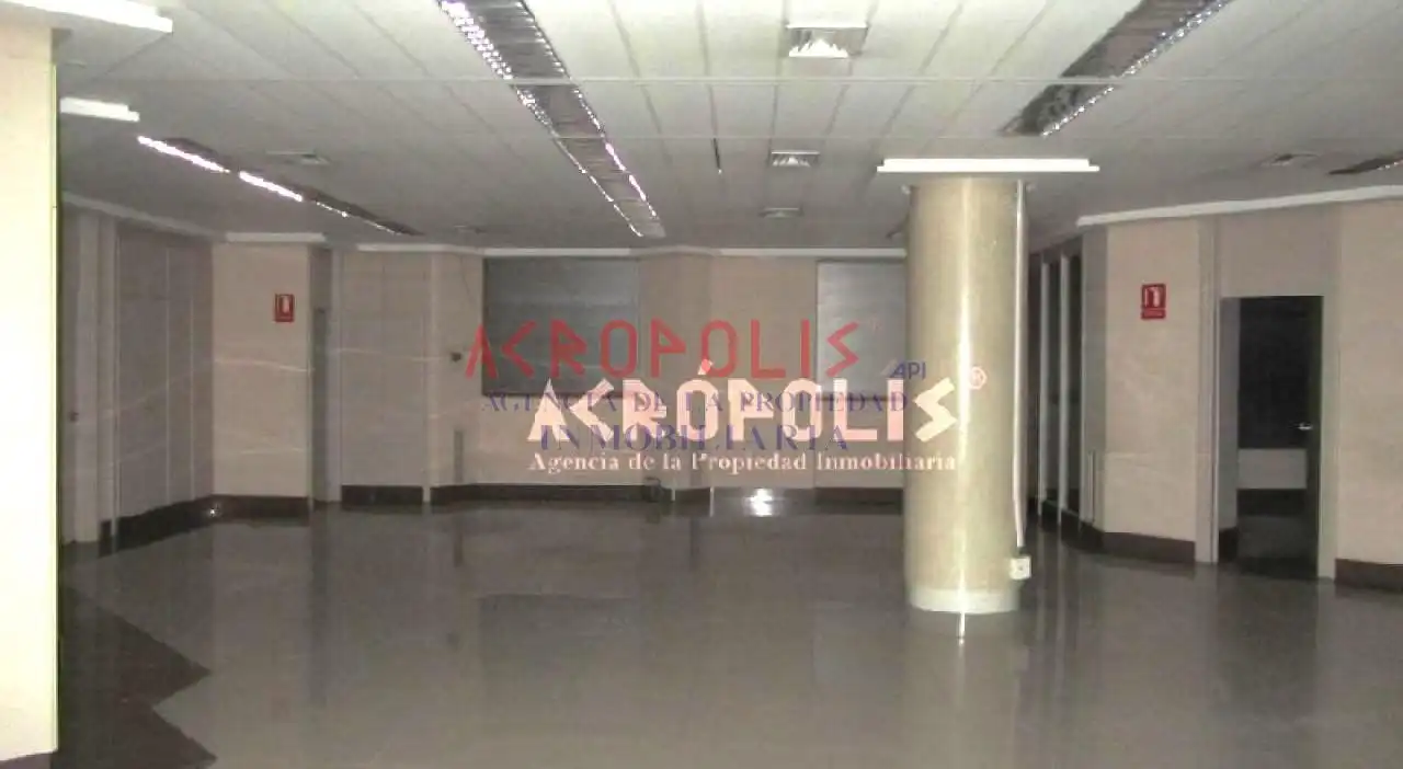 Locale commerciale in vendita a Avenida de Ponferrada, imagen 2