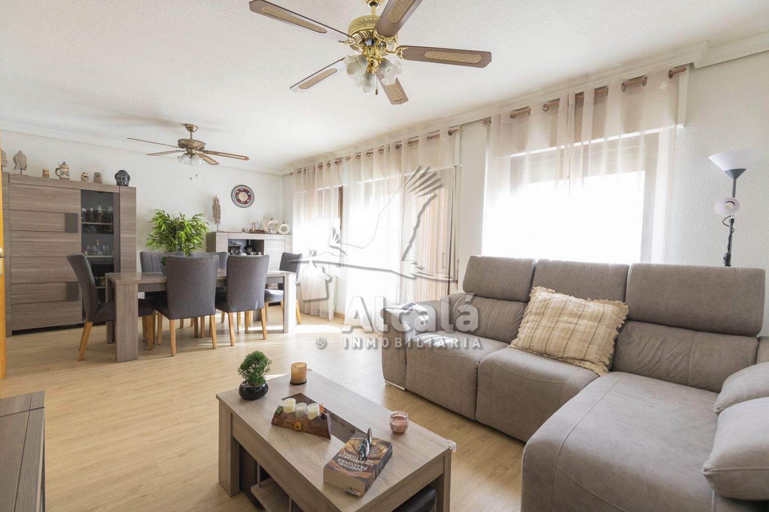 Sala d'estar de Casa adosada en venda en Azuqueca de Henares amb Aire condicionat, Calefacció i Jardí privat