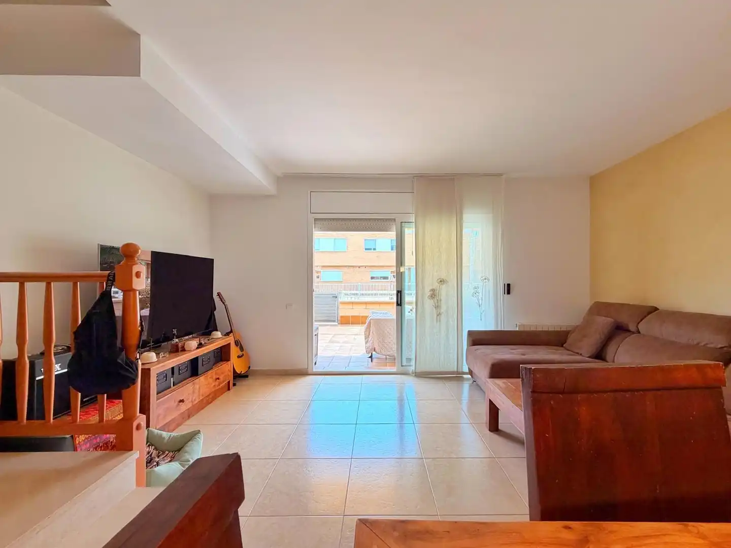 Sala d'estar de Casa adosada en venda en Cubelles amb Aire condicionat, Calefacció i Terrassa