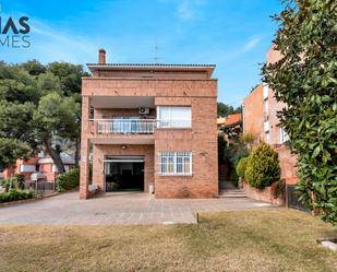 Vista exterior de Casa o xalet de lloguer en Sant Just Desvern amb Terrassa i Balcó