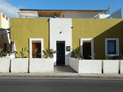 Vista exterior de Casa o xalet en venda en Los Silos amb Aire condicionat, Terrassa i Piscina comunitària