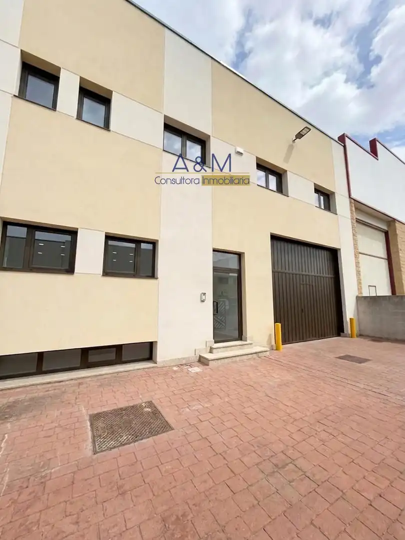 Industrial building for sale in Enebro