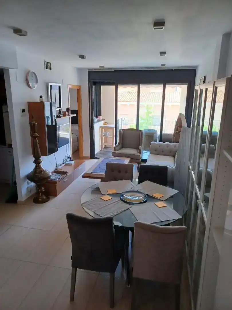 Sala d'estar de Pis de lloguer en Palamós amb Aire condicionat i Balcó