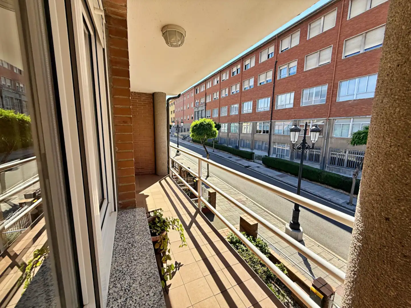 Vista exterior de Casa adosada en venta en Oviedo  con Calefacción, Jardín privado y Parquet