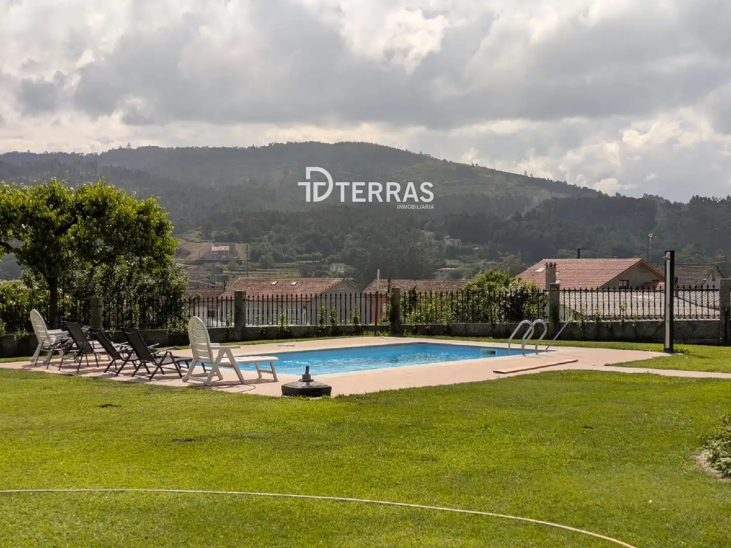 Terrassa de Casa o xalet en venda en Barro amb Calefacció, Jardí privat i Traster