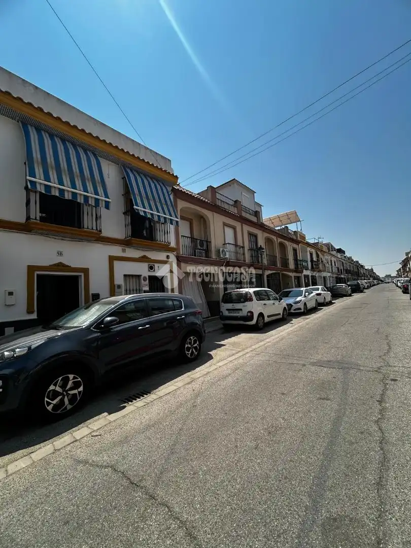 Vista exterior de Casa adosada en venda en La Rinconada amb Aire condicionat, Terrassa i Balcó