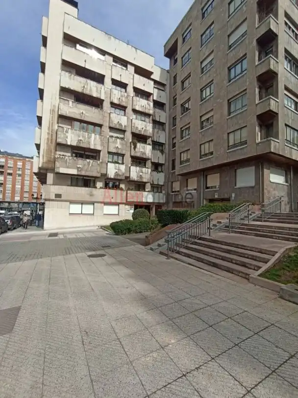 Vista exterior de Pis en venda en Oviedo  amb Traster
