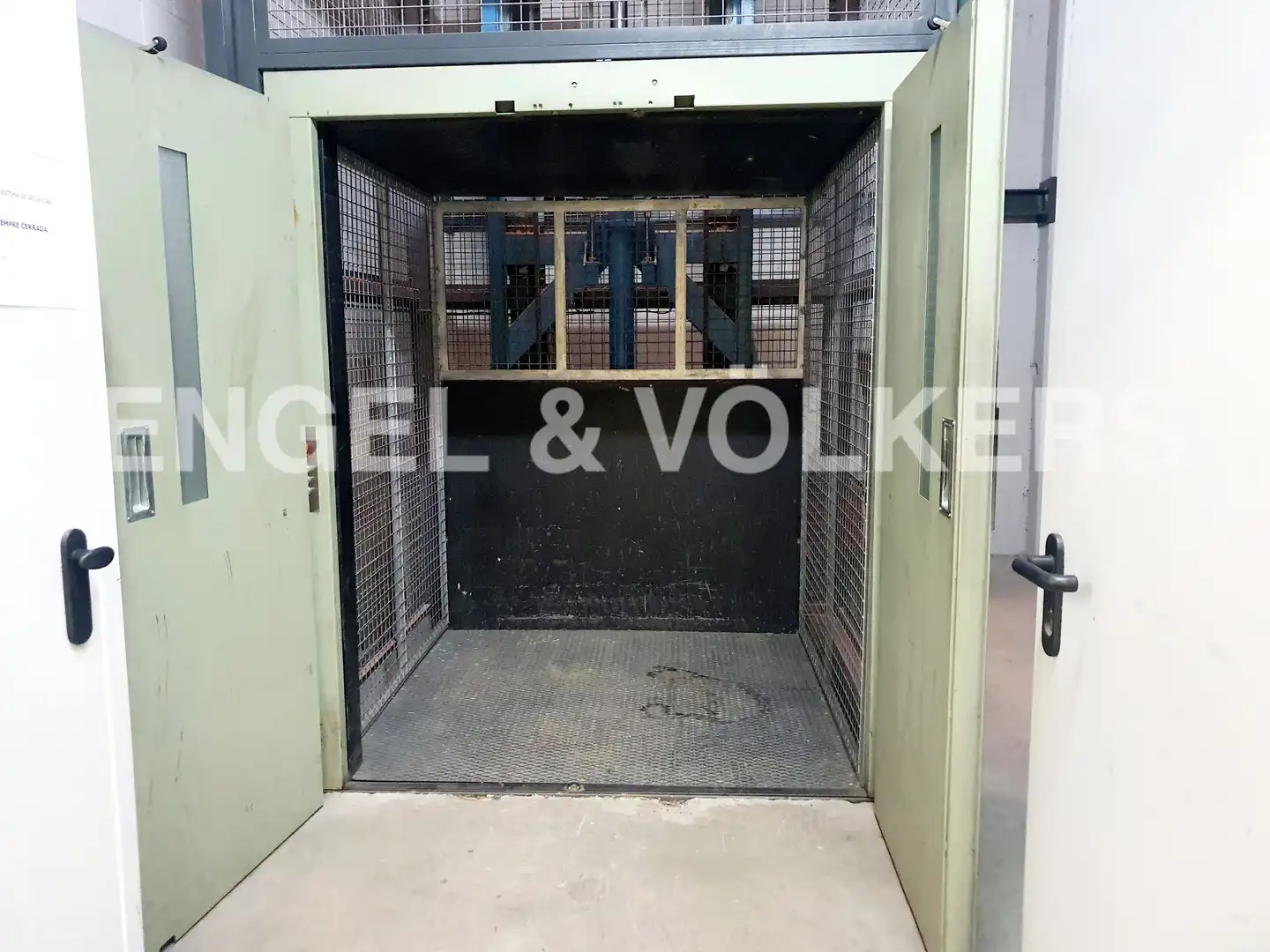 Nau industrial en venda en Cornellà de Llobregat