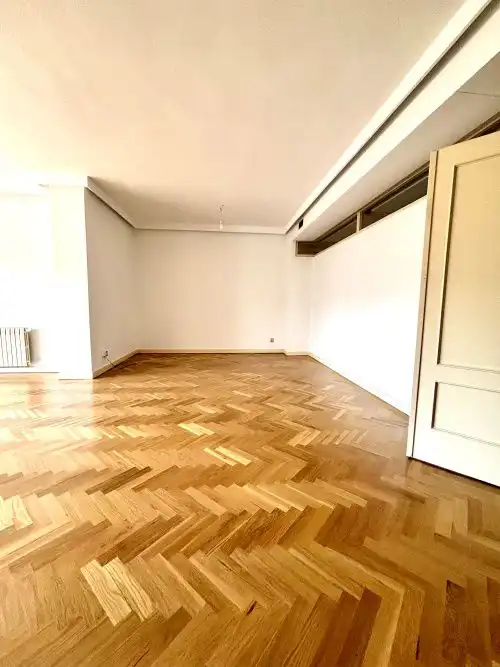 Schlafzimmer von Wohnung zur Miete in Madrid mit Heizung, Parkett und Terrasse