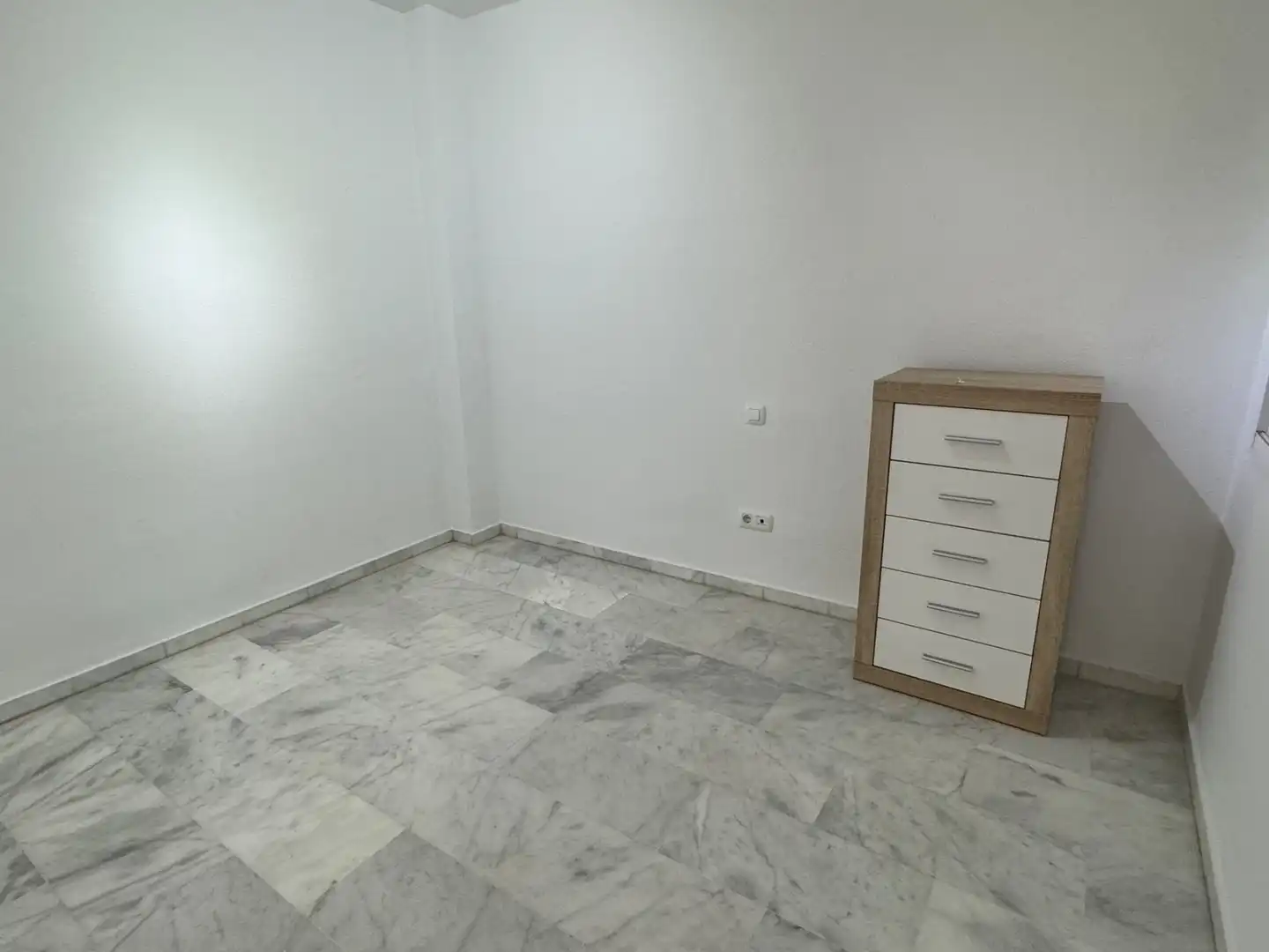 Schlafzimmer von Erdgeschoss zum Verkauf in Marbella mit Klimaanlage, Privatgarten und Abstellraum