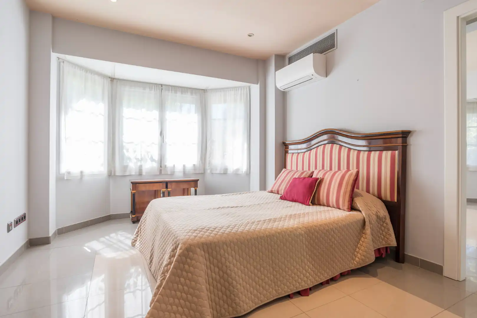 Habitación de Casa o chalet en venta en Pozuelo de Alarcón con Aire acondicionado, Calefacción y Jardín privado