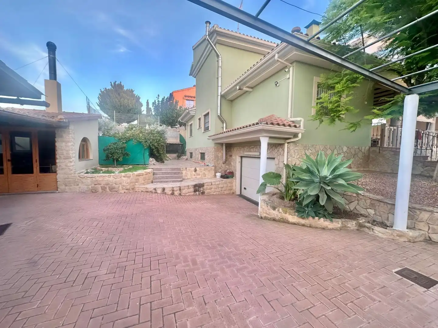 Vista exterior de Casa o chalet en venta en San Vicente del Raspeig / Sant Vicent del Raspeig con Aire acondicionado, Calefacción y Jardín privado