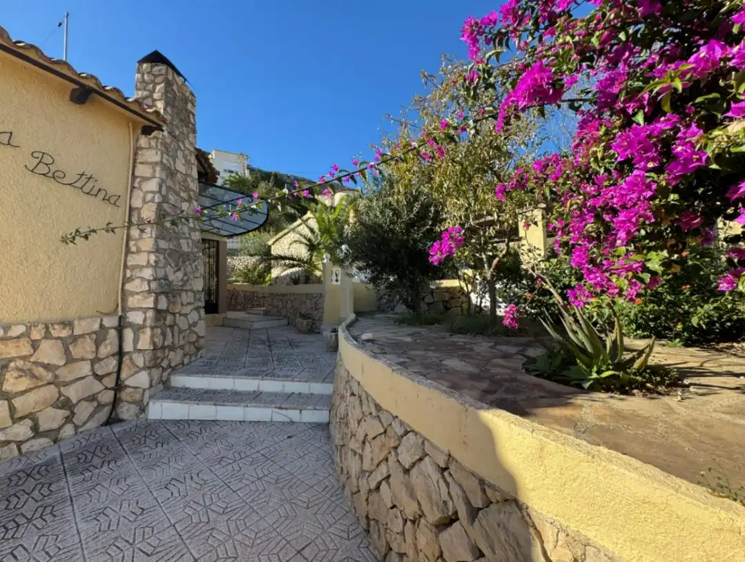 Außenansicht von Haus oder Chalet zum Verkauf in Calpe / Calp mit Klimaanlage, Heizung und Privatgarten