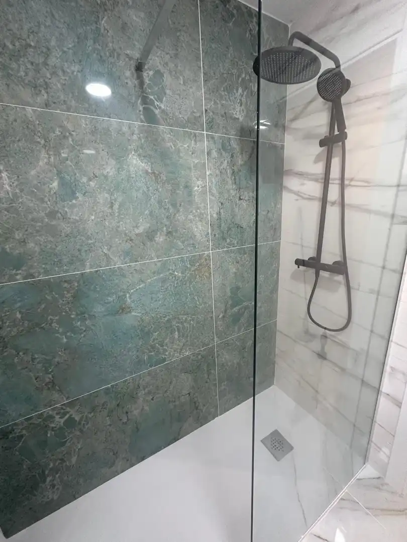 Badezimmer von Wohnungen zum Verkauf in Alicante / Alacant mit Klimaanlage und Heizung