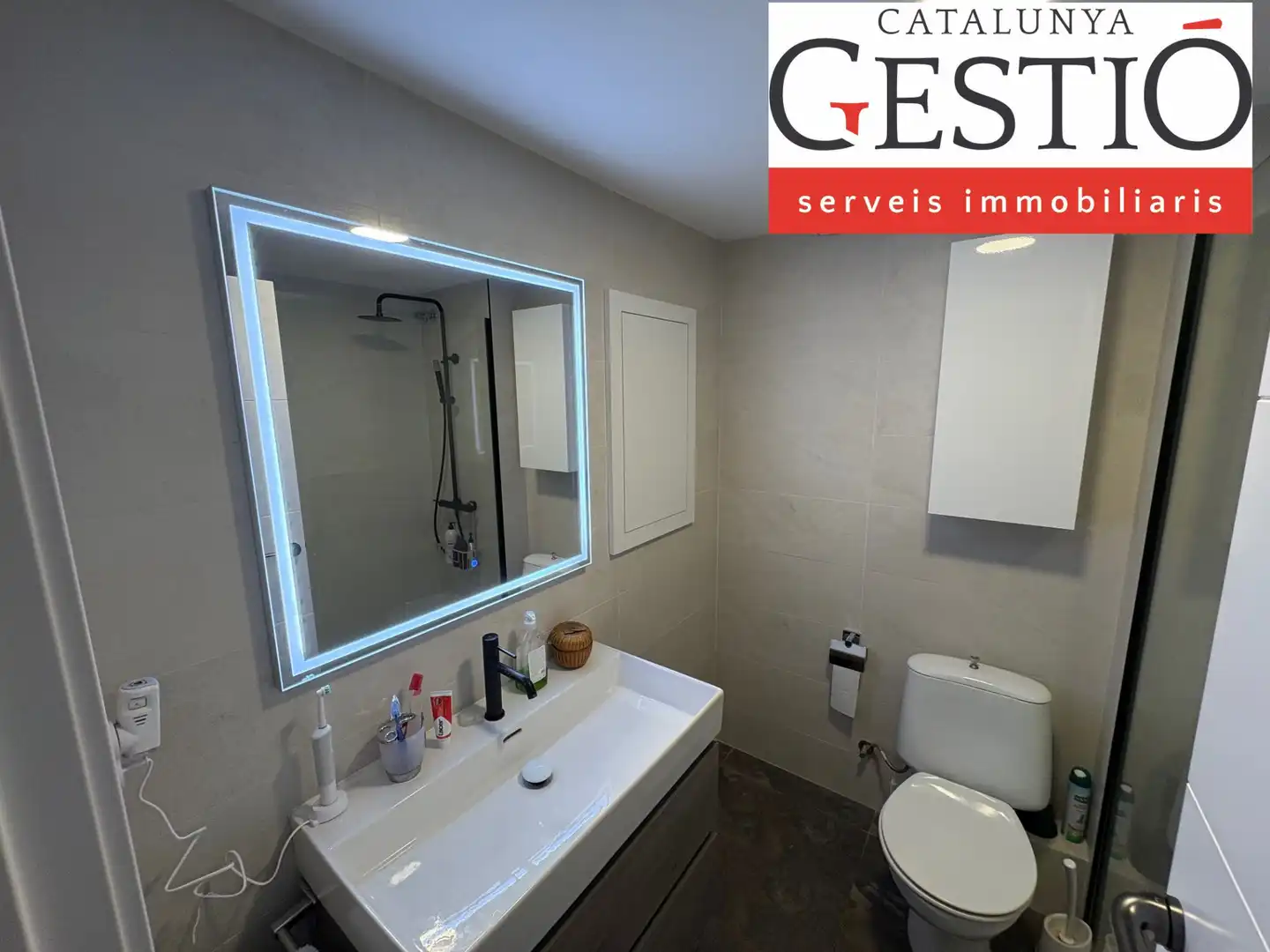 Badezimmer von Einfamilien-Reihenhaus zum Verkauf in Corbera de Llobregat mit Heizung, Privatgarten und Terrasse