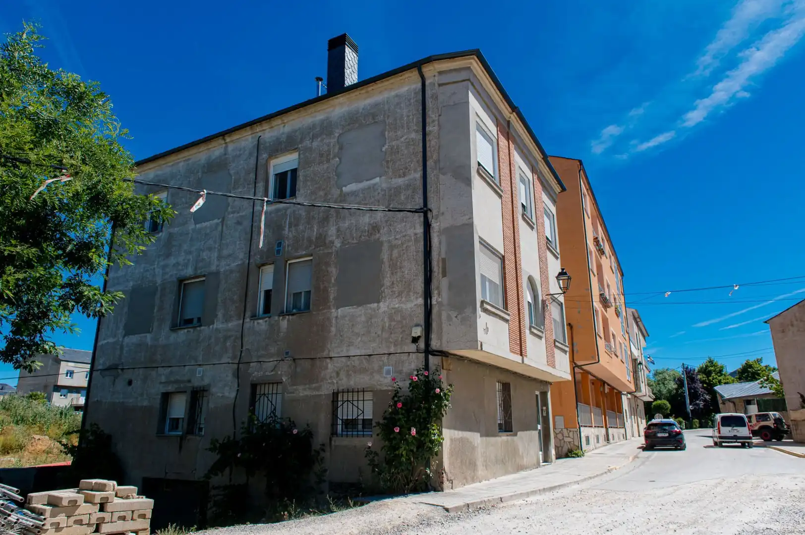 Vista exterior de Pis en venda en Cacabelos amb Calefacció i Traster