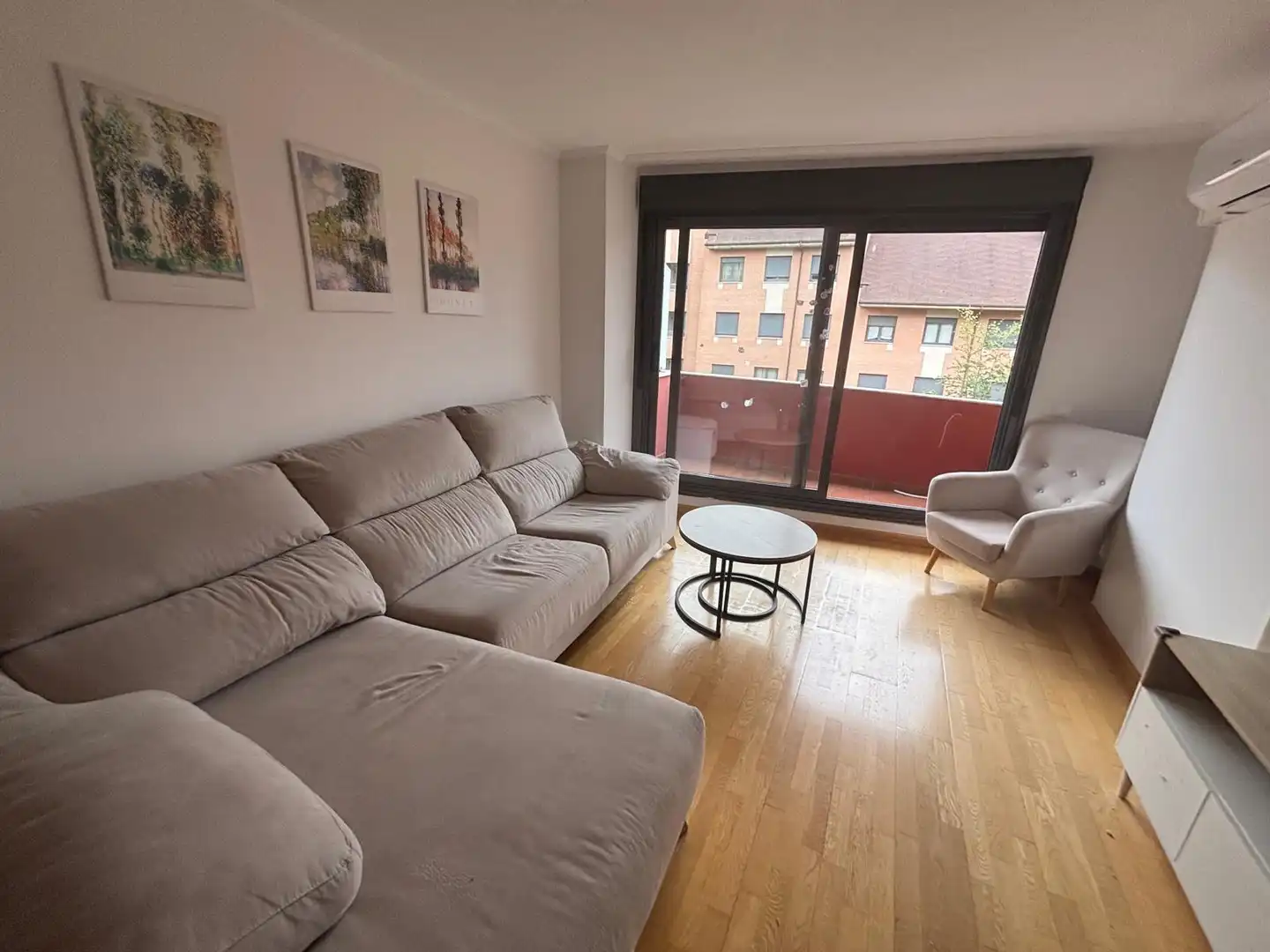 Living room of Flat for rent in Oviedo   with Air Conditioner, Heating and Parquet flooring
