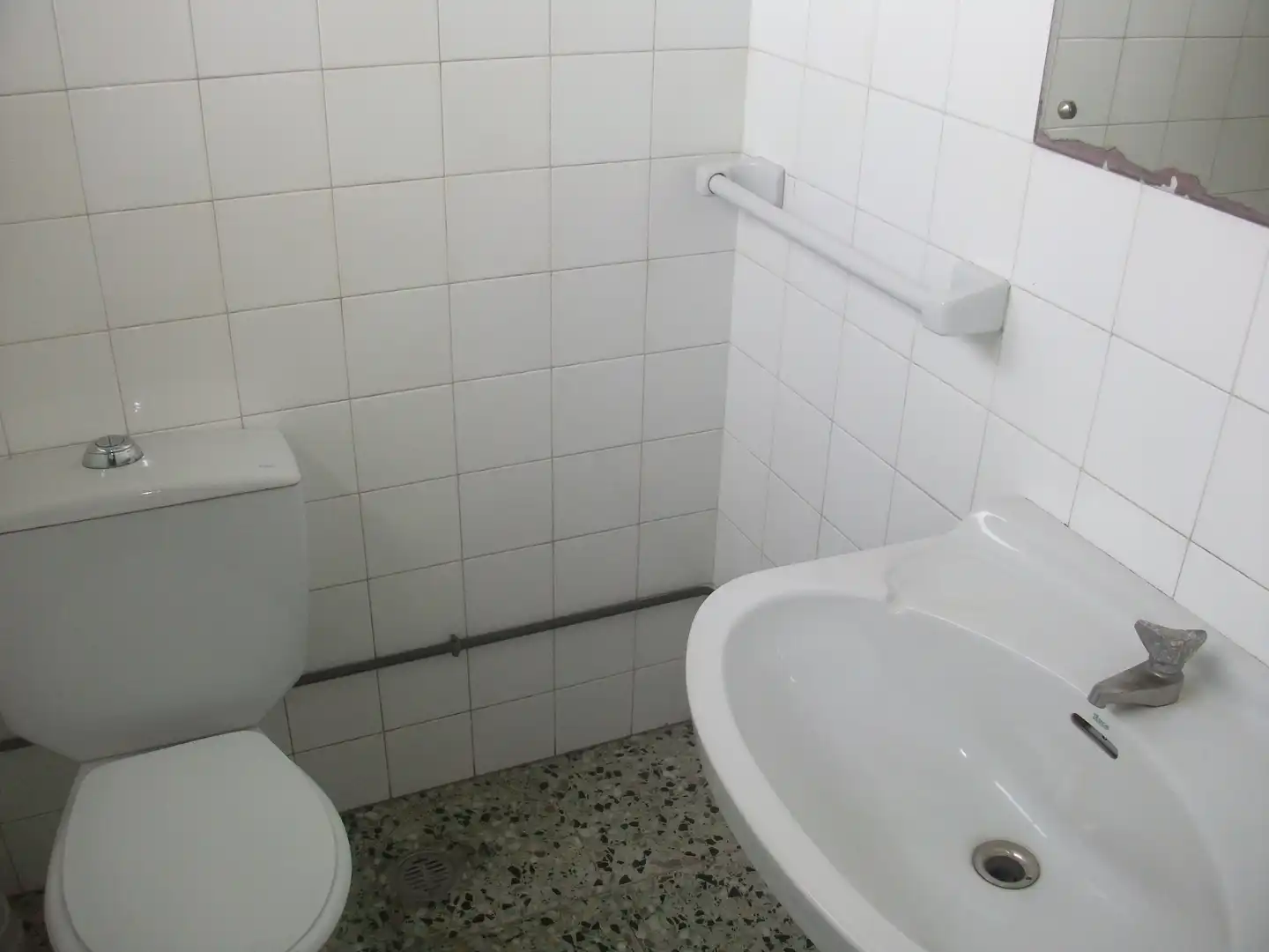 Bany de Local de lloguer en Vigo  amb Alarma