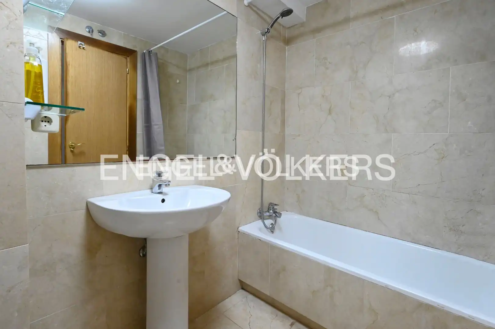 Baño de Piso de alquiler en Santander con Calefacción, Trastero y Piscina