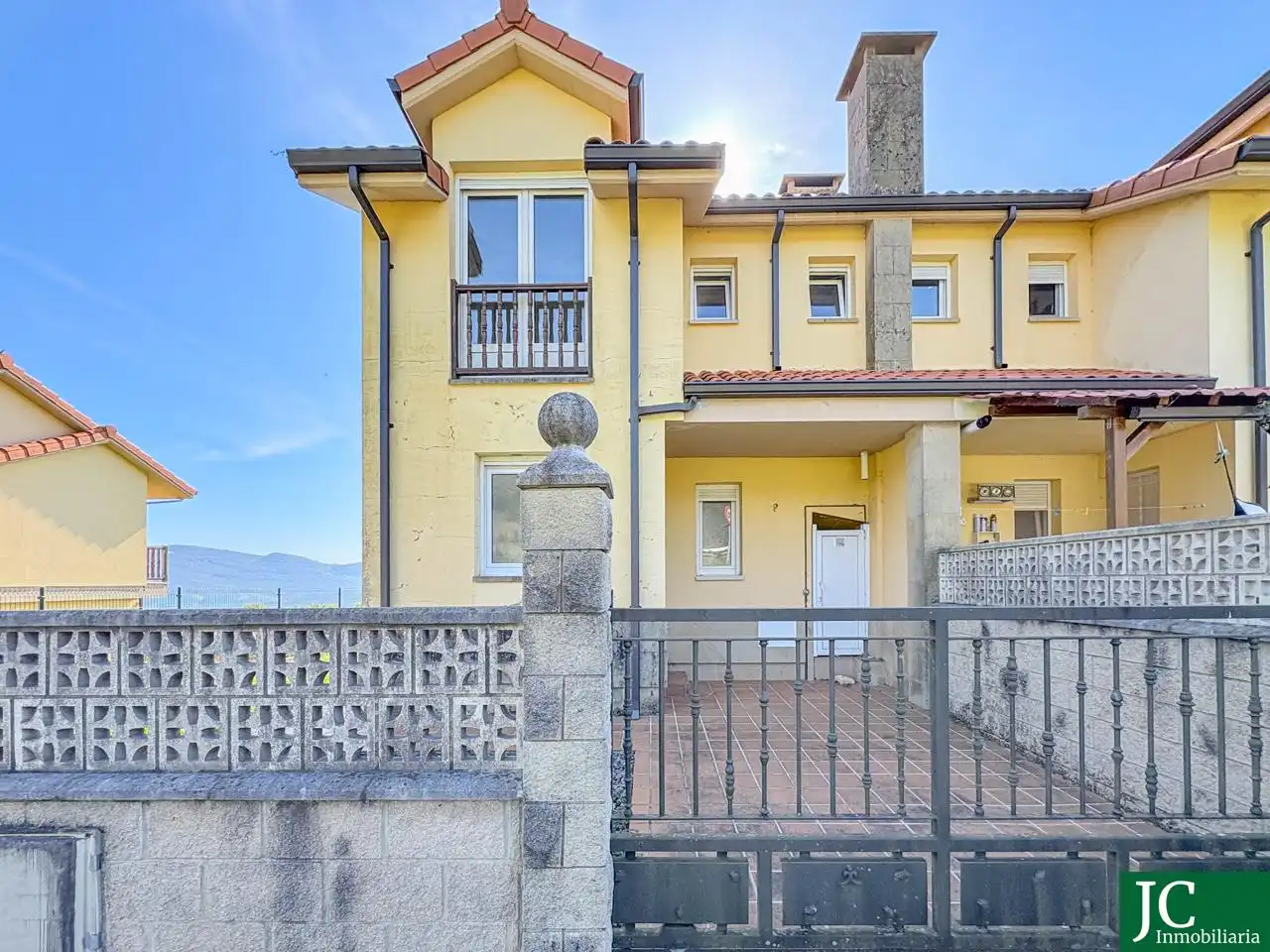 Vista exterior de Casa adosada en venda en Ampuero amb Calefacció, Jardí privat i Terrassa