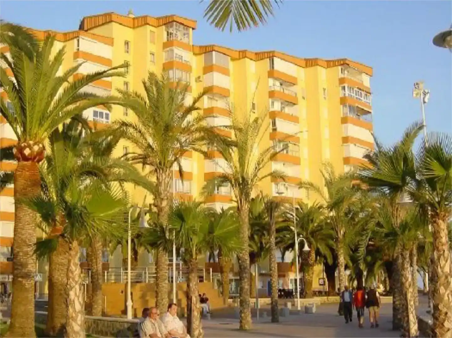 Außenansicht von Wohnung zur Miete in Algarrobo mit Klimaanlage und Schwimmbad