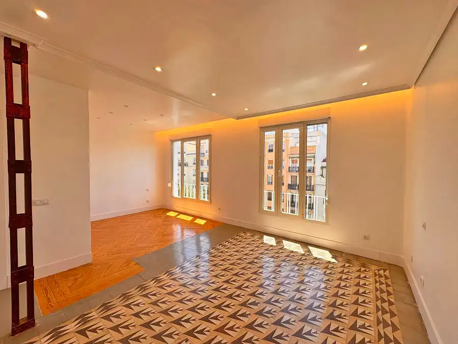 Wohnzimmer von Wohnung zur Miete in Madrid mit Heizung, Parkett und Ofen