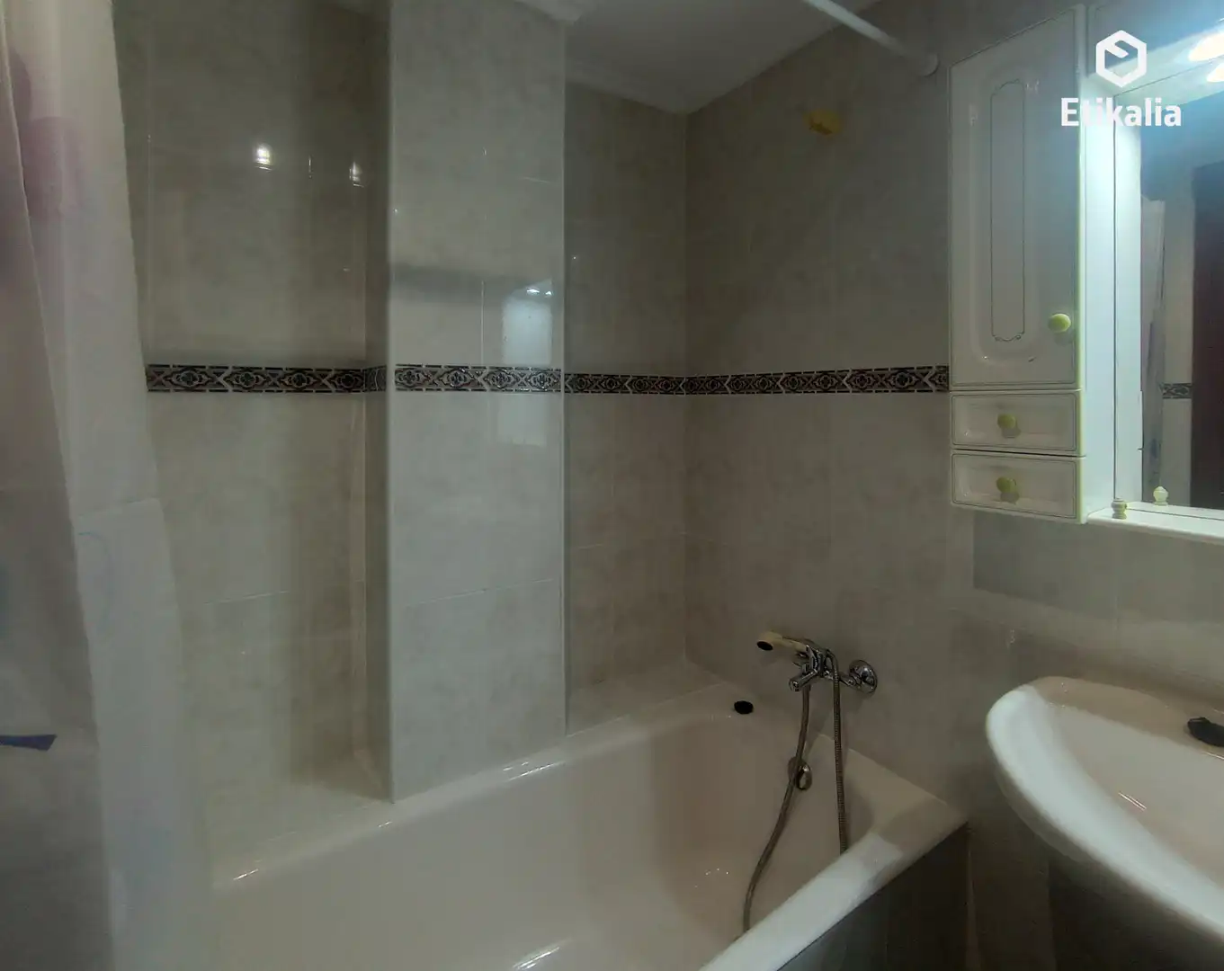 Badezimmer von Wohnung zur Miete in Portugalete mit Heizung