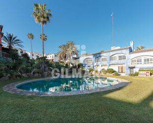 Jardí de Casa adosada en venda en Estepona amb Aire condicionat, Terrassa i Piscina comunitària