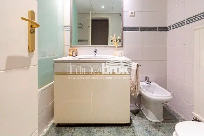Badezimmer von Dachboden zur Miete in La Moraleja mit Klimaanlage, Heizung und Abstellraum