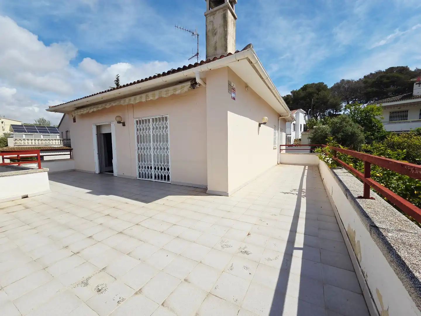 Vista exterior de Casa o xalet en venda en Cunit amb Calefacció, Jardí privat i Terrassa