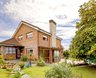 Vista exterior de Casa o xalet en venda en Gijón  amb Calefacció, Terrassa i Piscina