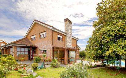 Vista exterior de Casa o xalet en venda en Gijón  amb Calefacció, Terrassa i Piscina