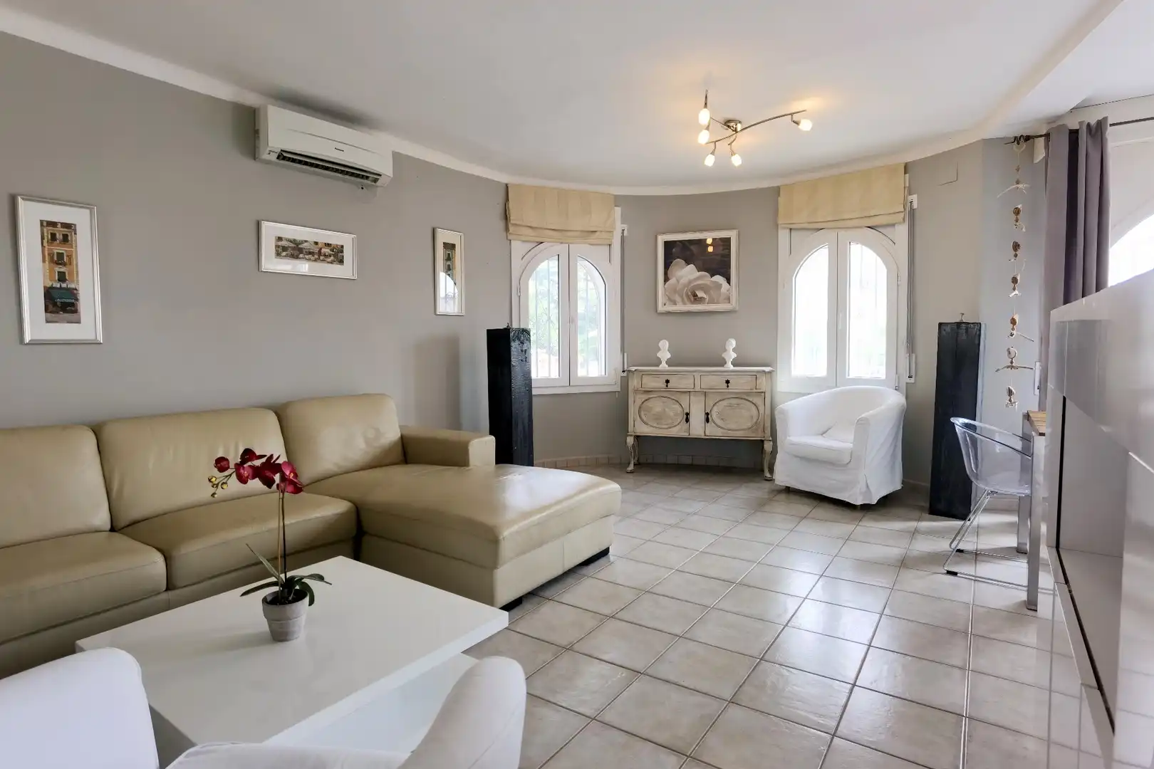 Sala d'estar de Casa o xalet en venda en Empuriabrava amb Aire condicionat, Jardí privat i Terrassa