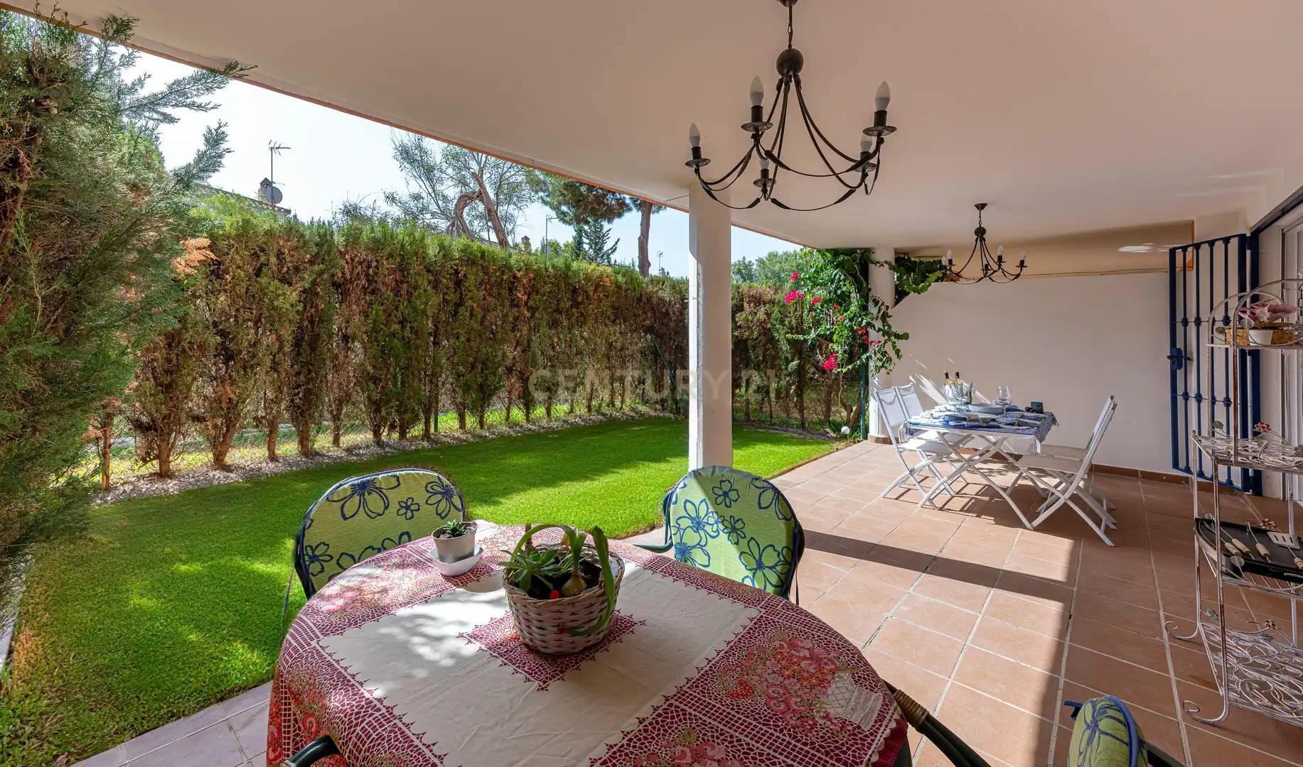 Terrassa de Pis de lloguer en Marbella amb Aire condicionat, Jardí privat i Piscina comunitària