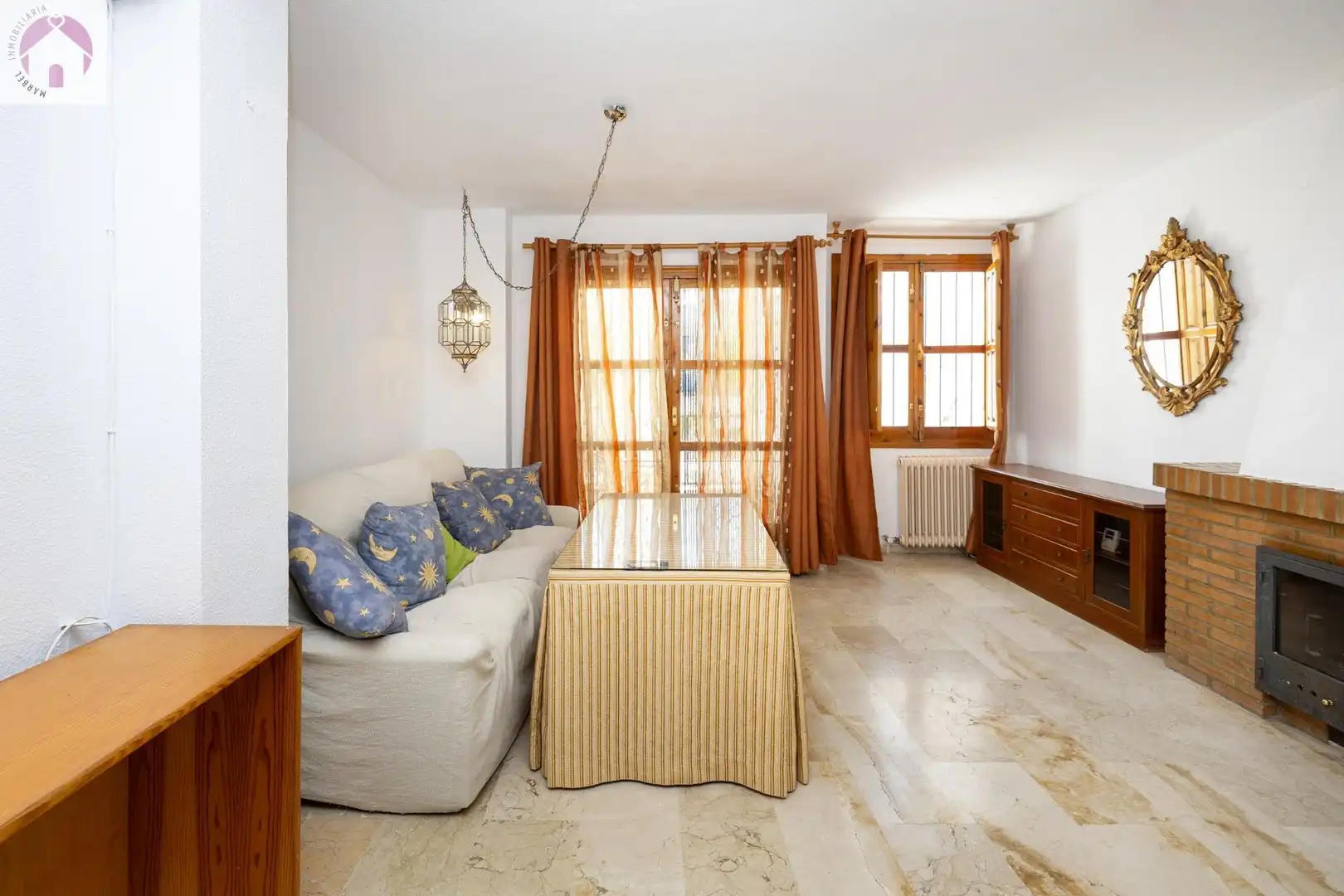Sala d'estar de Casa adosada en venda en Granada amb Calefacció, Jardí privat i Terrassa
