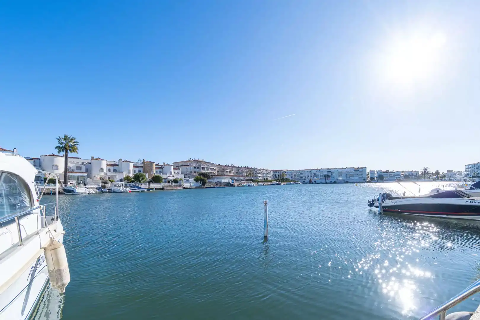 Vista exterior de Casa o xalet en venda en Empuriabrava amb Aire condicionat, Terrassa i Piscina