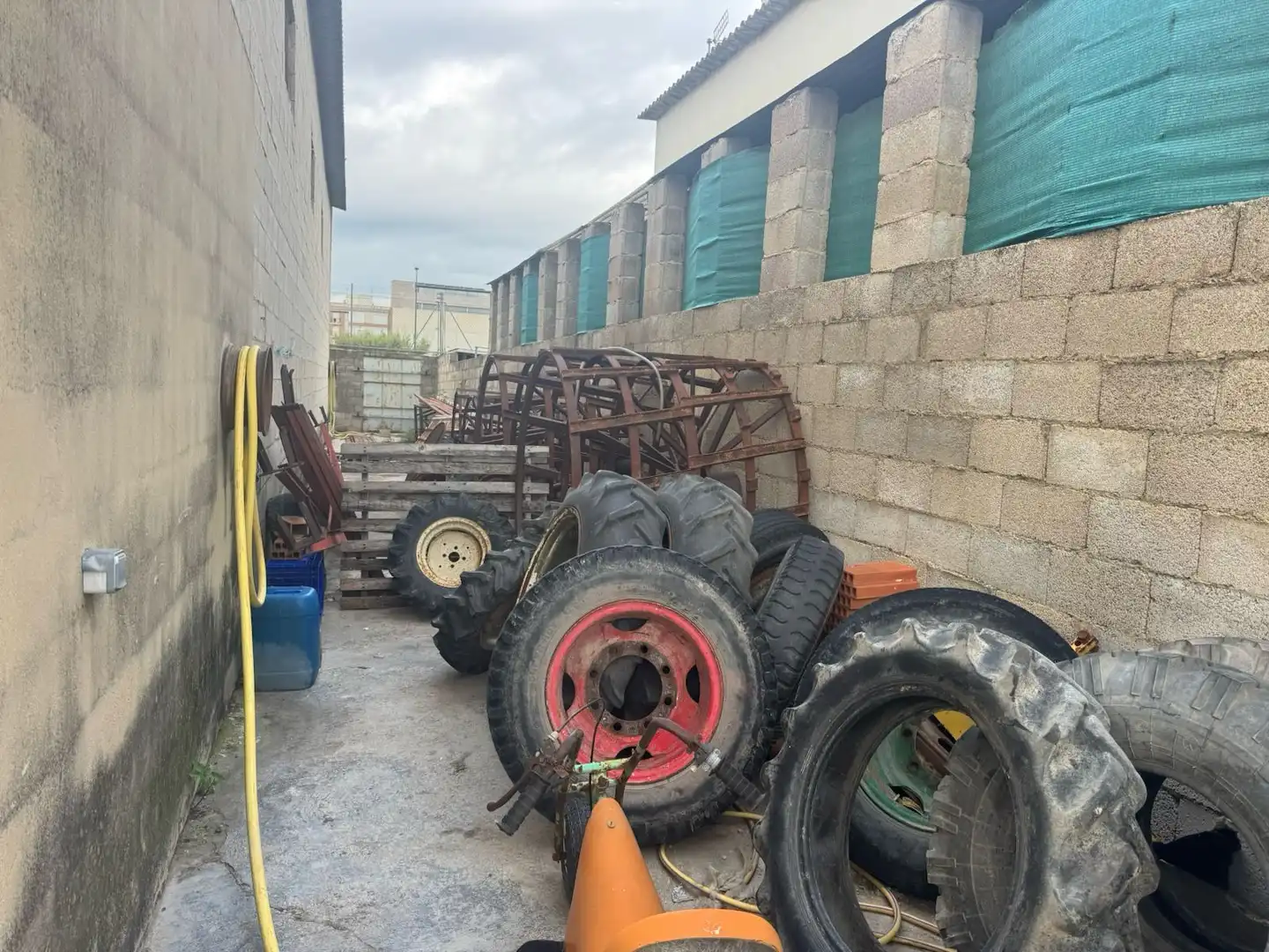Parkplatz von Fabrikhallen zum Verkauf in Sueca