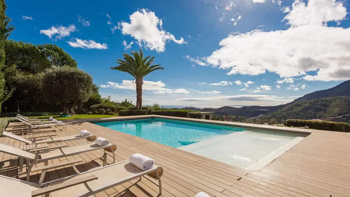 Schwimmbecken von Haus oder Chalet zum Verkauf in Benahavís mit Klimaanlage, Privatgarten und Terrasse